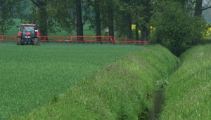Pesticide application to a field bordering a surface water in Northern Germany (photo by R. Bereswill)
