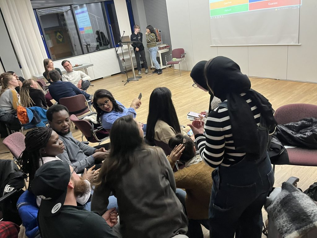 Group gathering during Jana Meyer zu Hörste and María José Gormaz Aravena's quiz